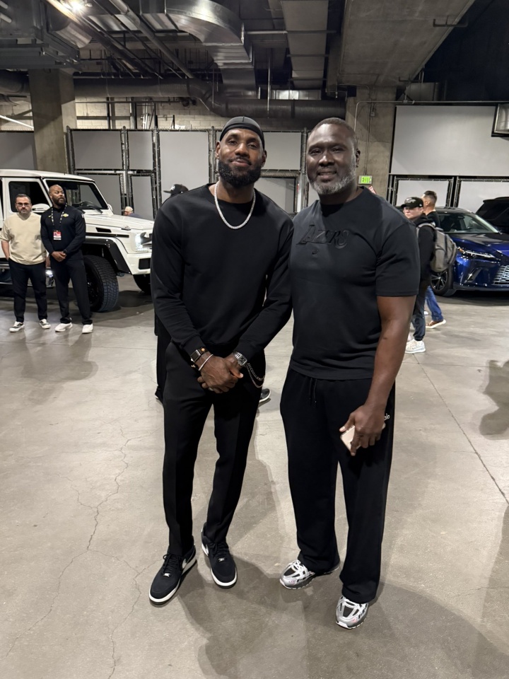 注册领彩金-让詹姆斯看起来很小只🤣阿杜·蒂耶罗父亲晒照：我和GOAT🐐